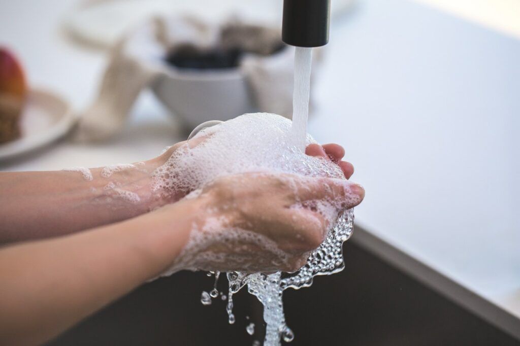  Časté mytí rukou teplou tekoucí vodou a mýdlem patří mezi preventivní opatření.